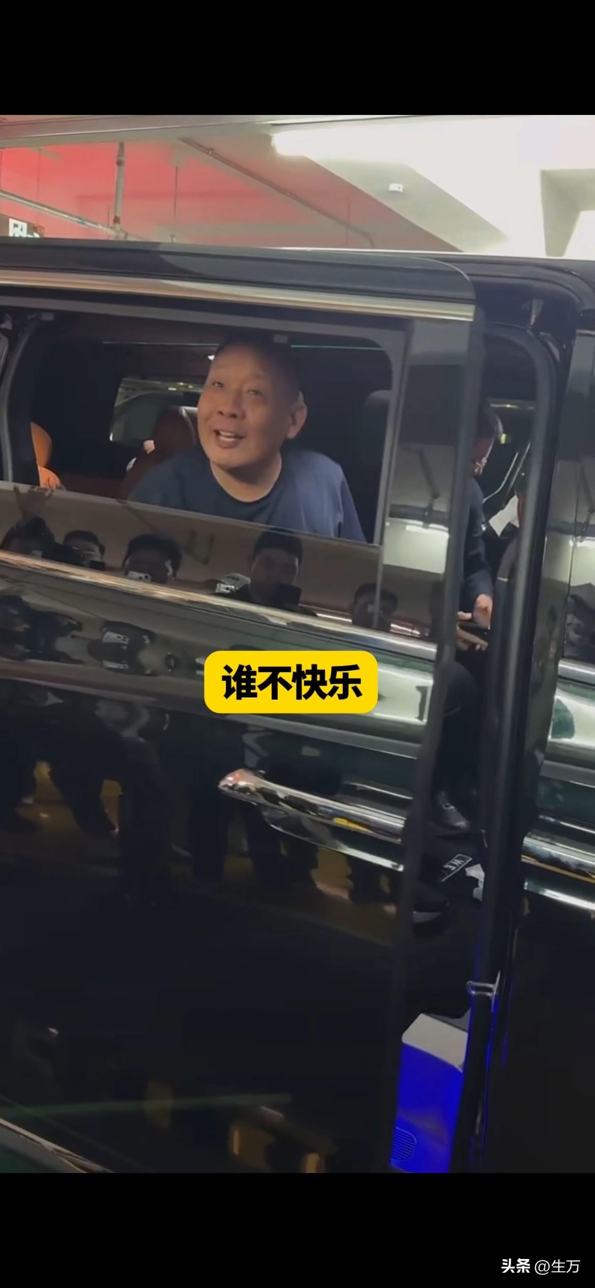 送伴手礼，并感谢网友：魏建军和于东来从上午直播到下午5点过！

就在刚才，于东来