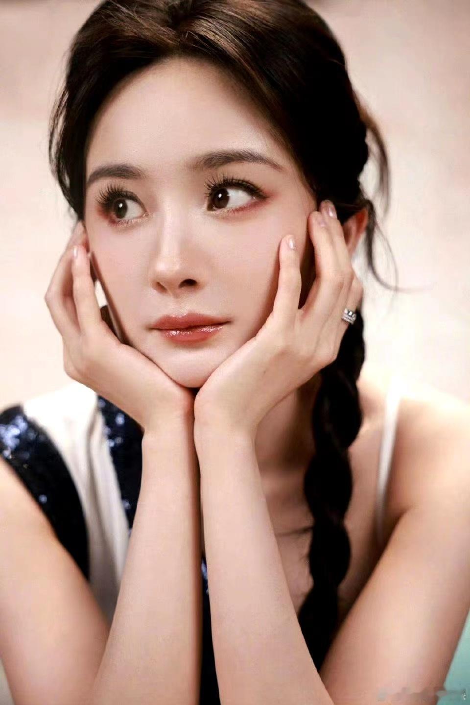 #杨幂又一个全球代言# 杨幂又一个全球代言，这一消息无疑再次证明了杨幂在国际舞台