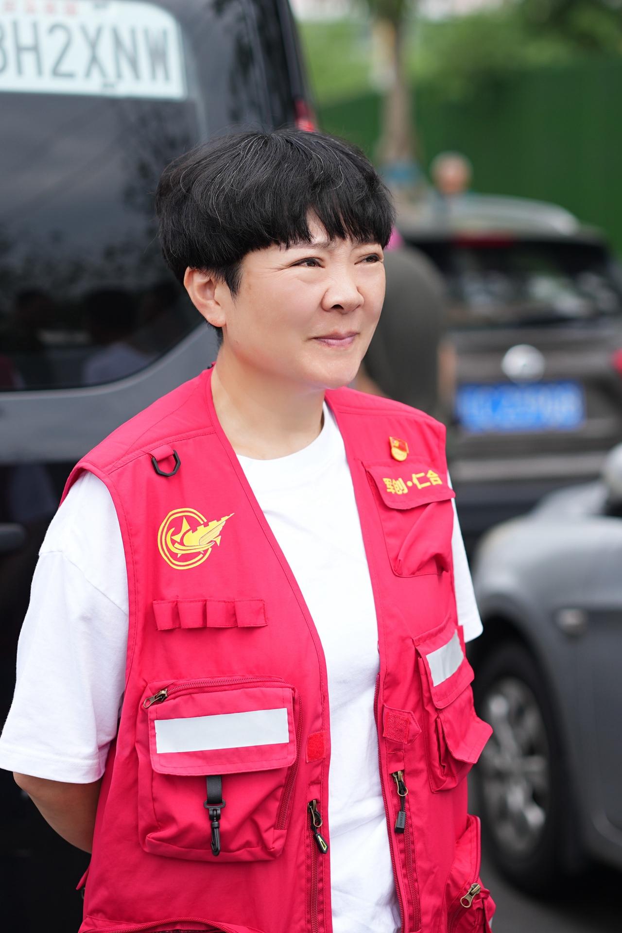 他们是愿意帮助他人一群退伍军人，从骨子里散发出来的善意 飓风带走了当地居民的房改
