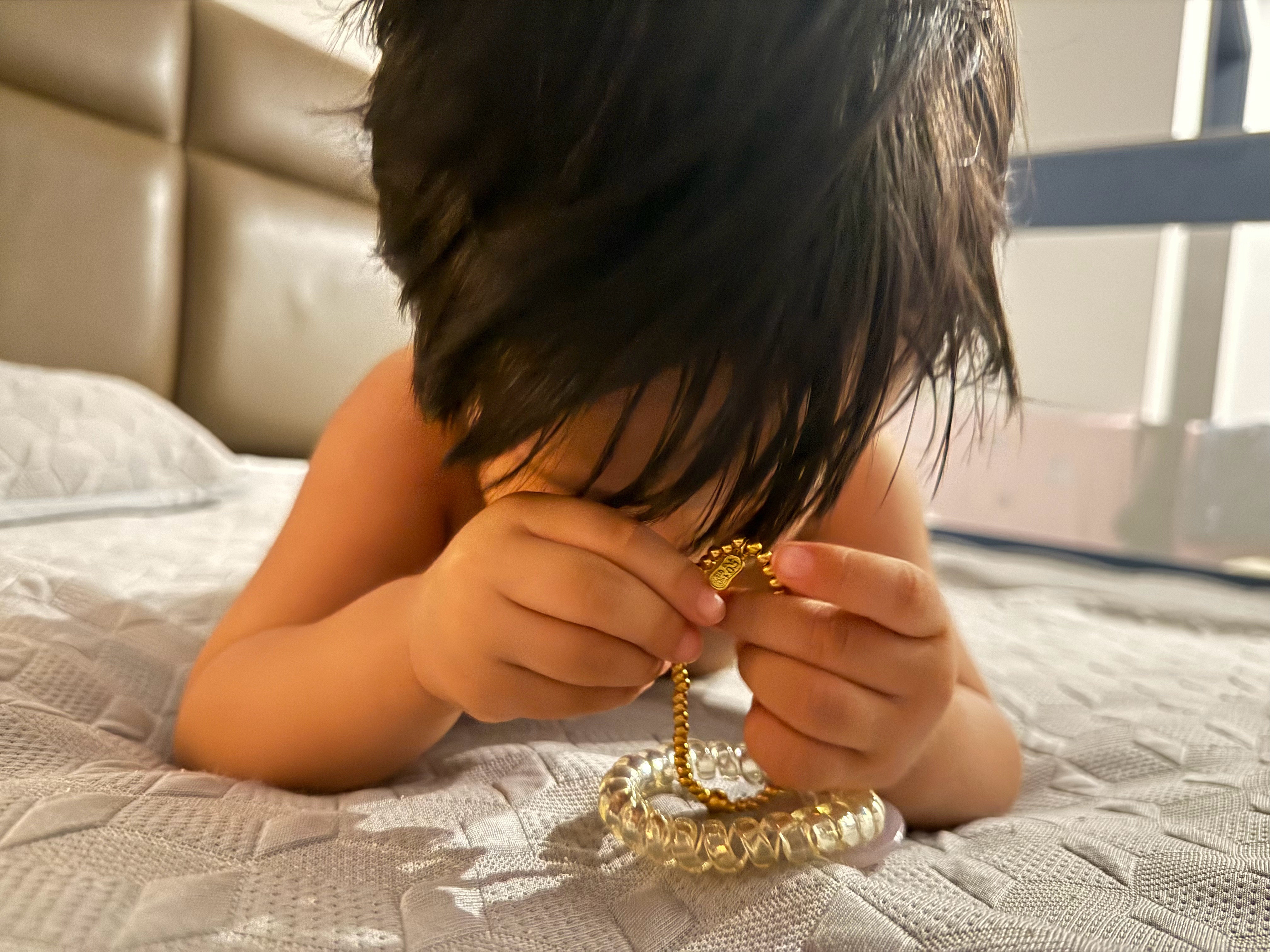 喜欢点妈妈的金首饰带娃随手拍
