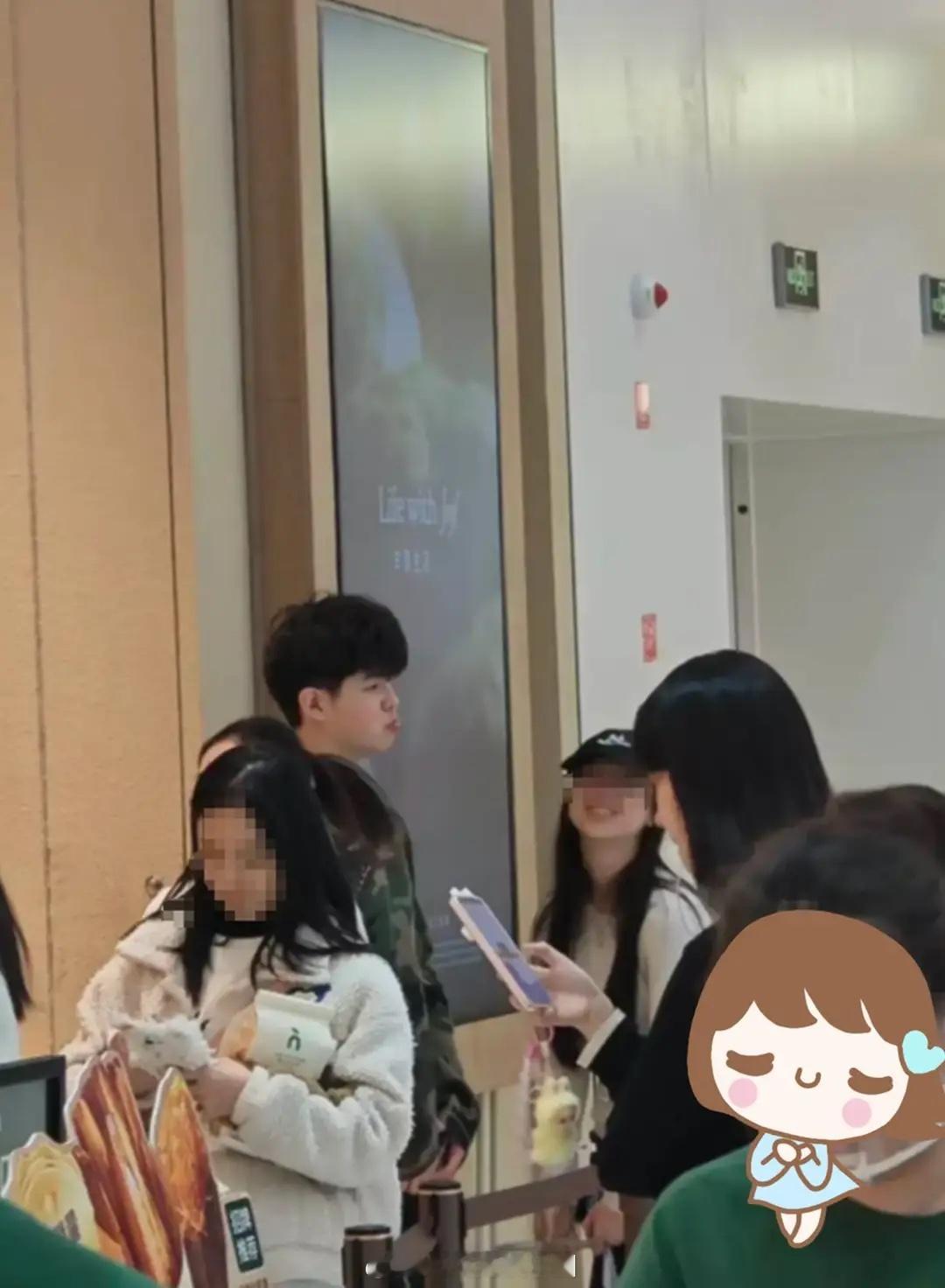 沙溢胡可大儿子陪女生逛街沙溢儿子安吉陪女生逛街沙溢胡可教子有方，安吉年纪轻轻就很