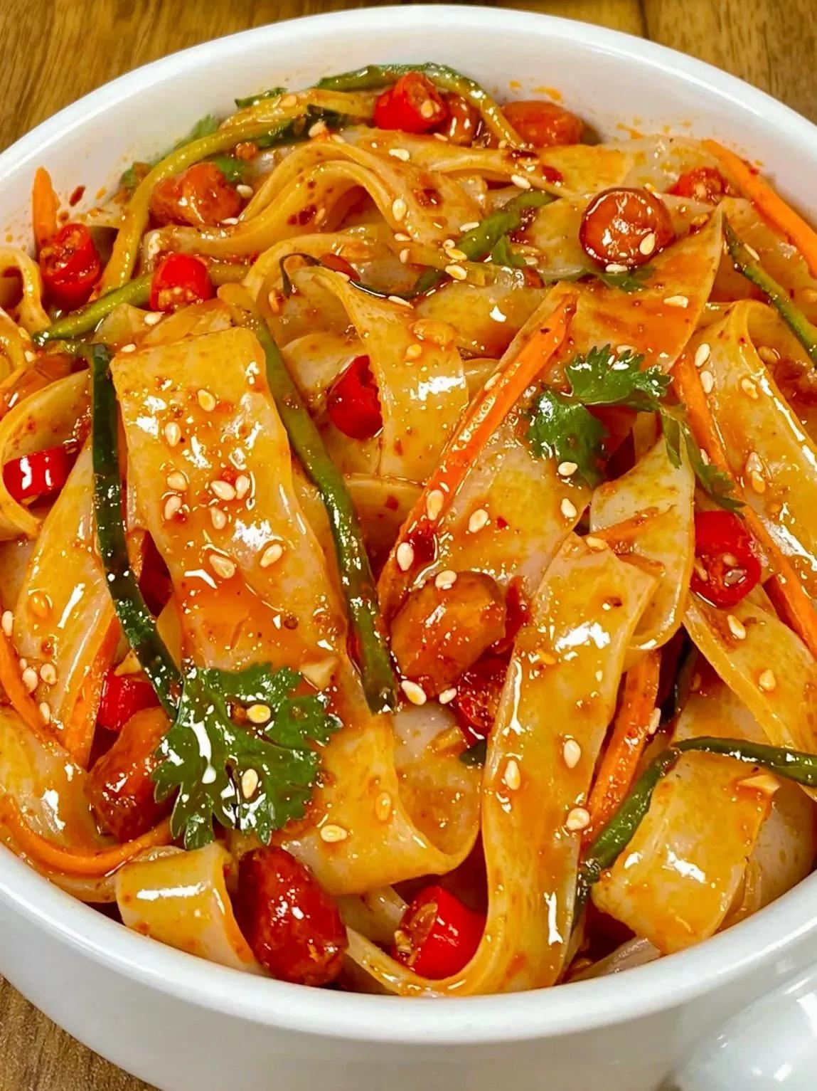 夏天吃一碗凉皮吧~
      今年夏天真的好热啊!回家就想躺空调房里不动了~超