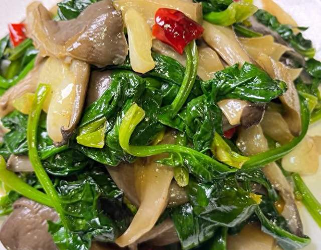秋天营养菜推荐：菠菜三款吃法，中老年人不容错过