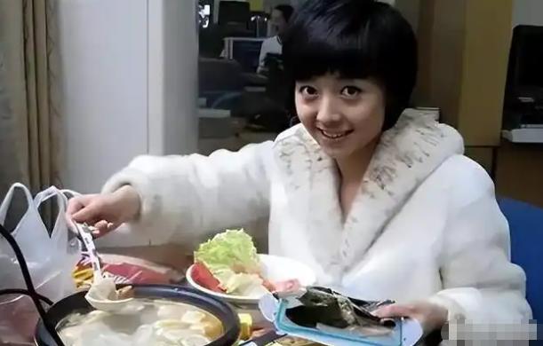 2015年，四川电视台女主播佟瑶，吃完饭回宾馆途中，实在尿急，就停下车钻进路旁灌