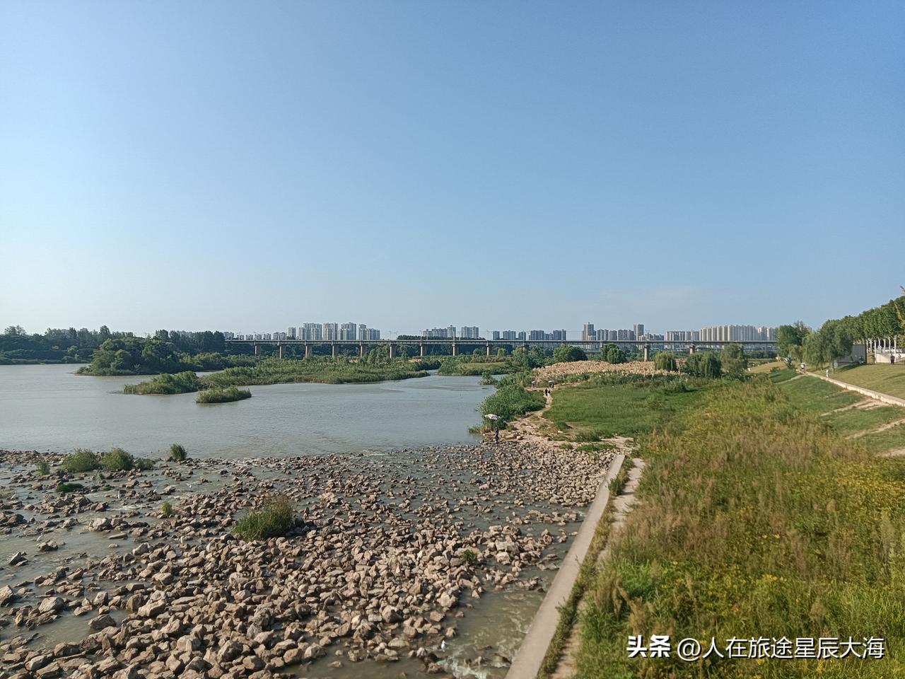 随着漕渠驿水坝附近成片“带彩”芦苇荡的走红，最近成了人们竞相打卡的又一“胜地”！