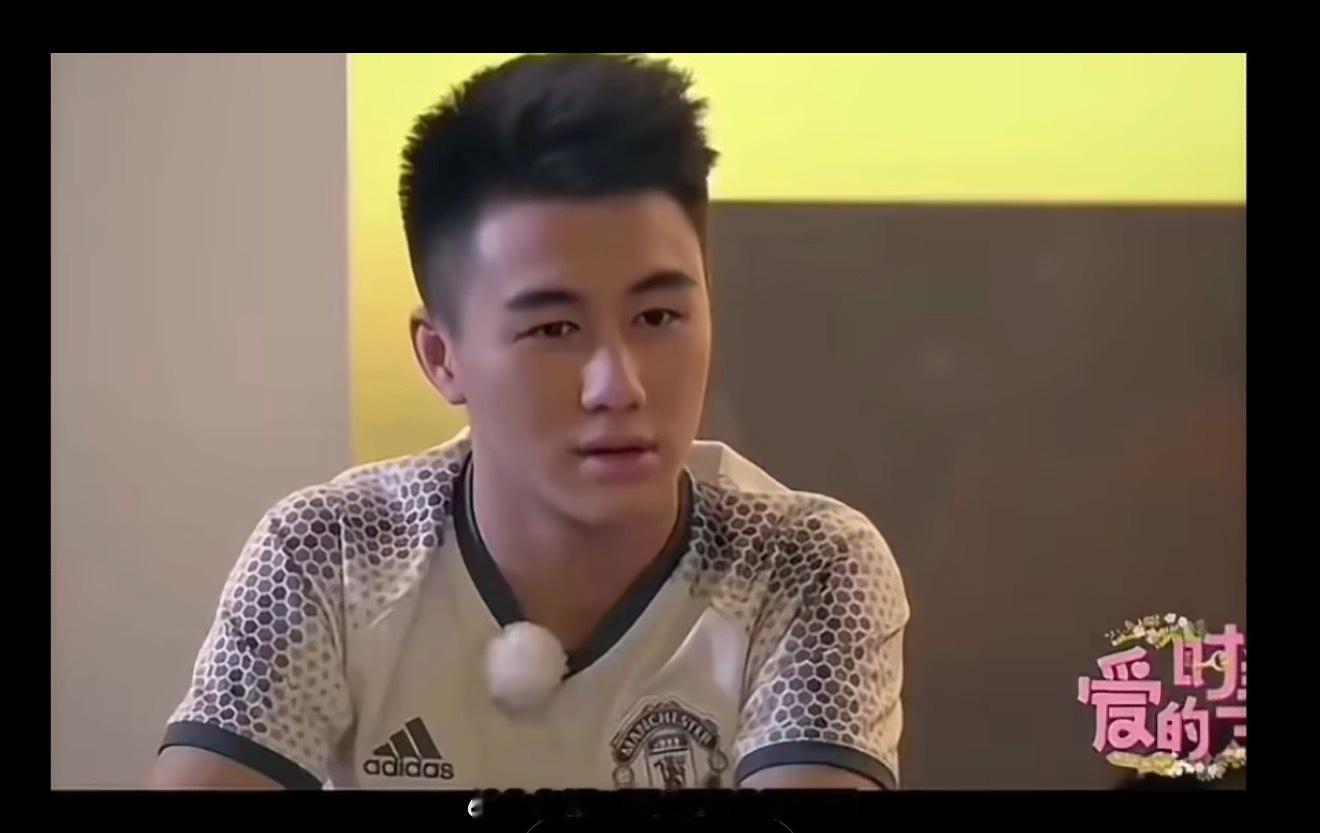 曼联球迷何猷君奚梦瑶何猷君婚礼上摆蒜苔