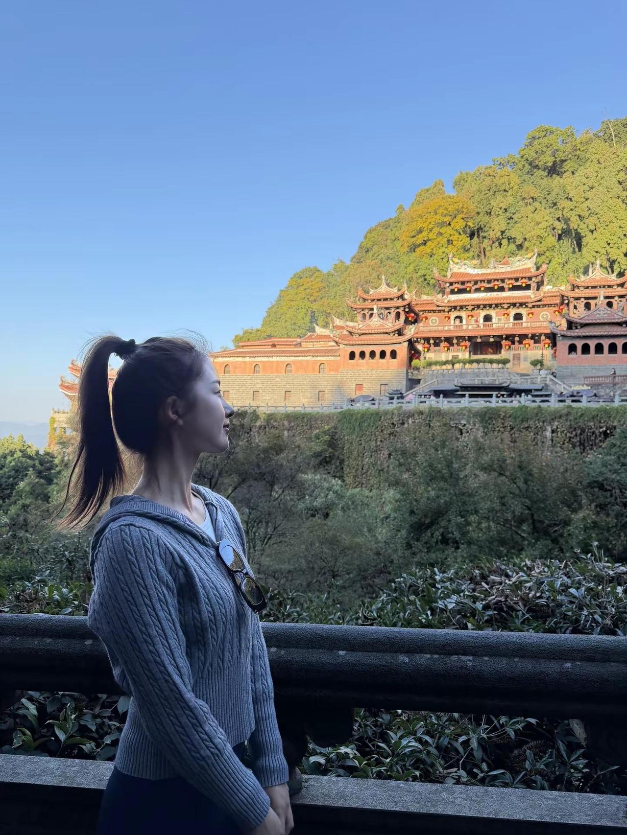 今天是十二月的第一天  愿你在这个冬天喜欢的都拥有  失去的都释怀  永远幸福快