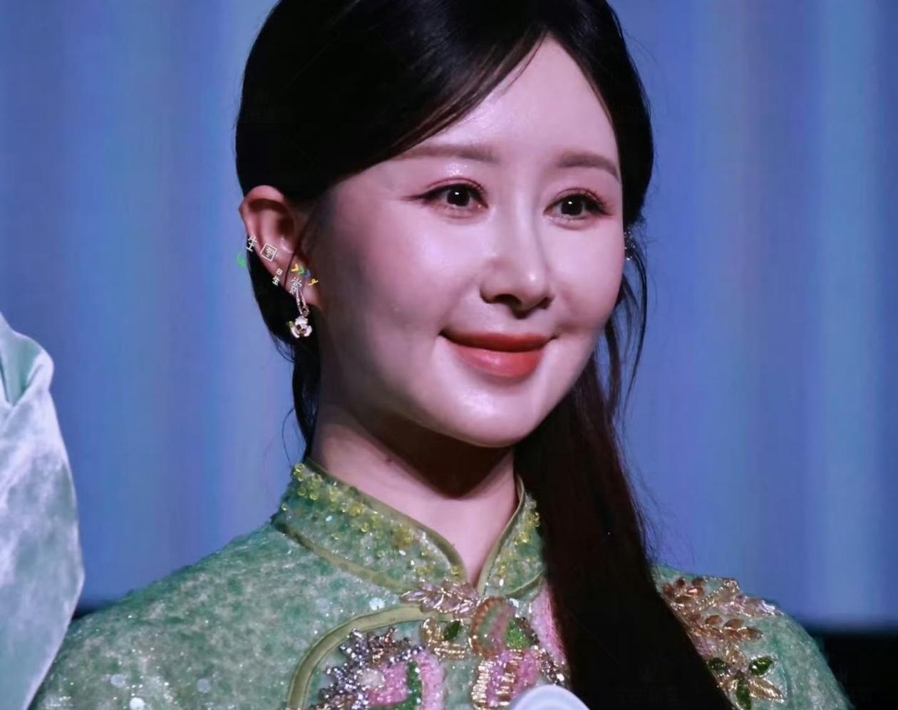 38 岁舒畅的一张活动生图，最近彻底打碎了不少人的童年颜值滤镜。
上海那场品牌活