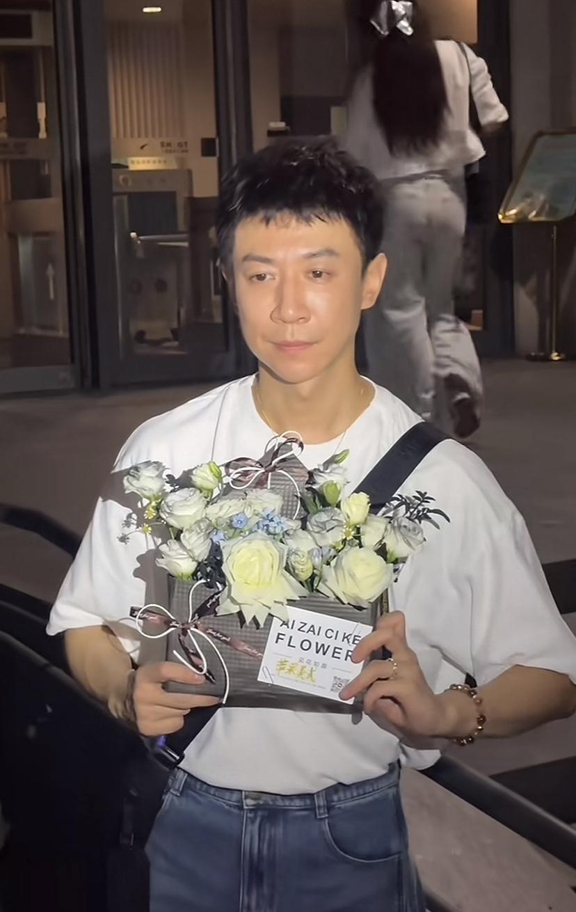 怎么感觉变了一个人一样，和综艺里一点也不一样，所以综艺就当个下饭节目看看的了。