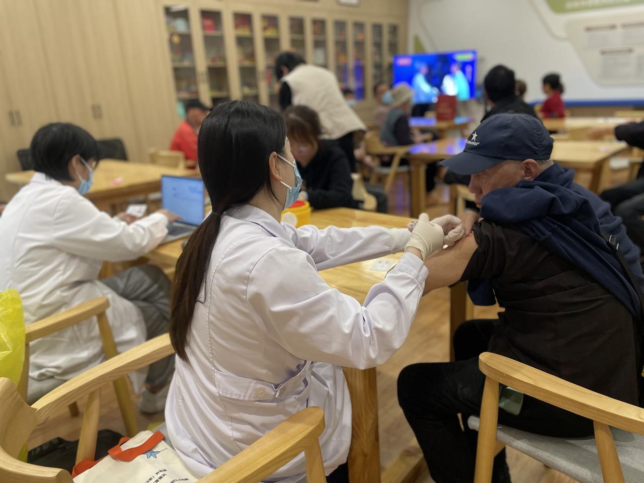 接种流感疫苗的利与弊。众所周知打流感疫苗能降低患流感的风险。减少并发症的风险。保