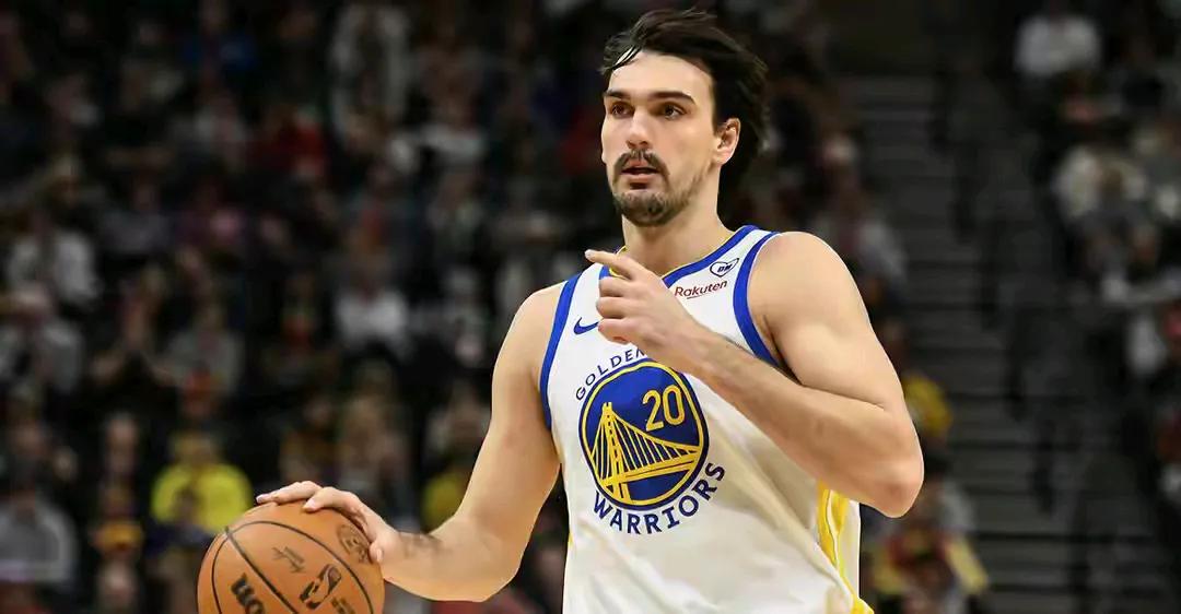 掘金一直要补强内线，签约勇士旧将萨里奇，替补后卫靠威少？
第一，掘金续约了小乔丹