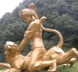 1975年，湖北神农架，几名妇女正在干农活，小孩在旁边玩耍。

突然，洋芋地旁的