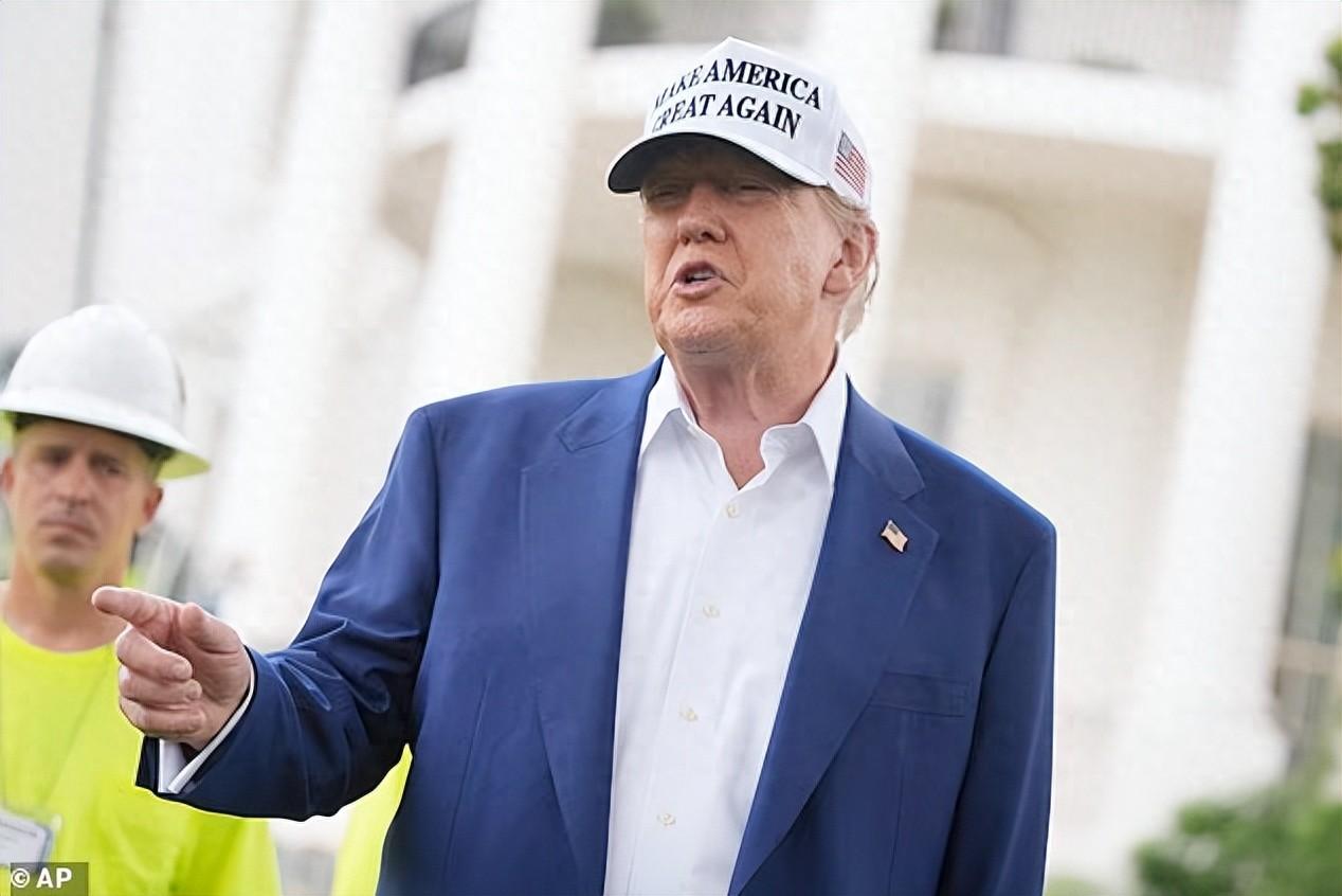 特朗普刚威胁“考虑退出北约”，自家共和党高层直接炸了：
你敢退，我们就内战！同一