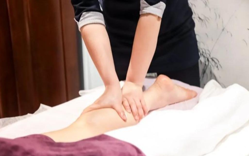 山东德州，57 岁男子到一女子开的推拿店做全身按摩，怎料，在接受女子提供的服务时