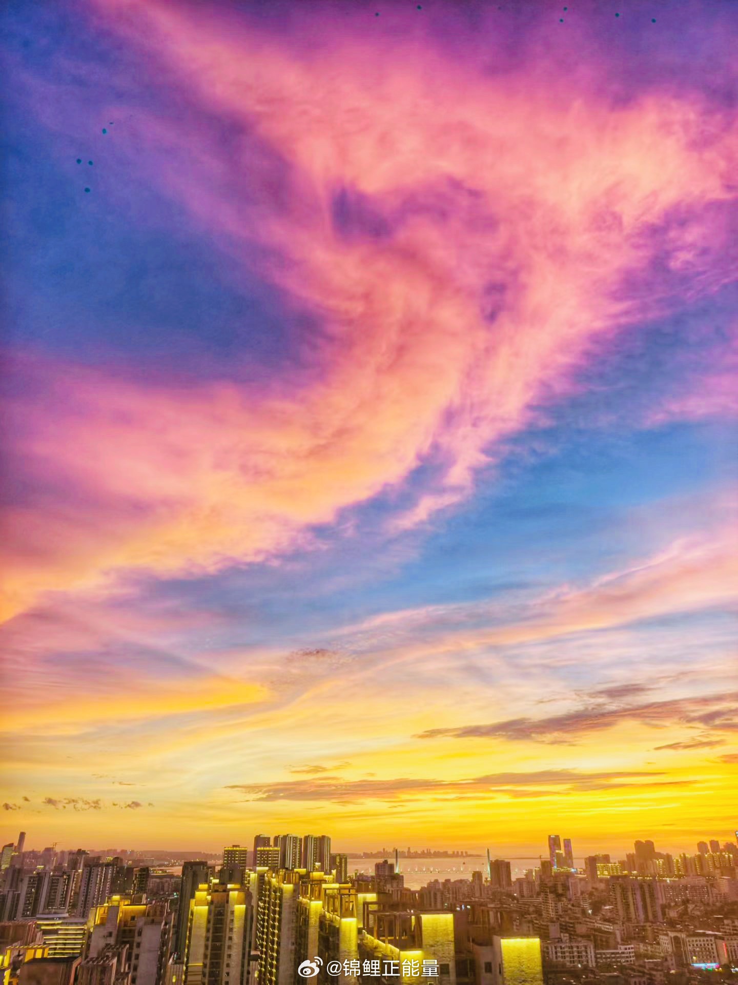 海口锦鲤海口海口晚霞 海口6月7日的晚霞，宛如一幅绚丽的画卷。夕阳西下，天空被染