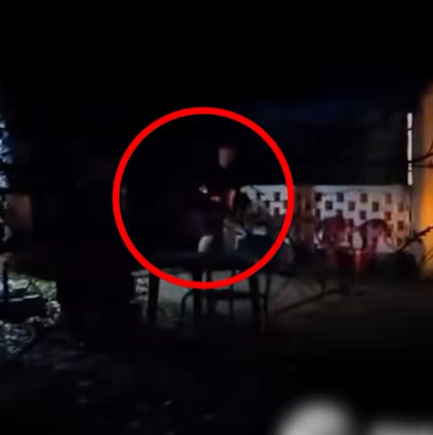 终日打雁，叫雁啄了眼。近日，在乌克兰尼古拉耶夫，当地一居民将一名军事登记和征兵办