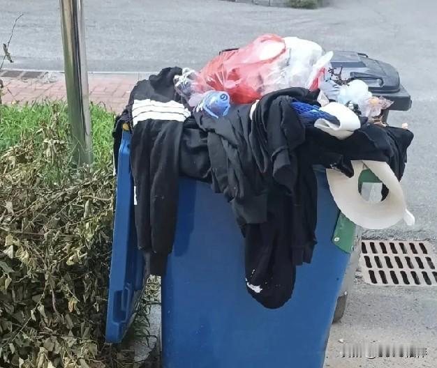 赤条条来，轻飘飘走！楼下老人走后，所有衣物全扔进垃圾桶，房子挂中介，终于让人懂得