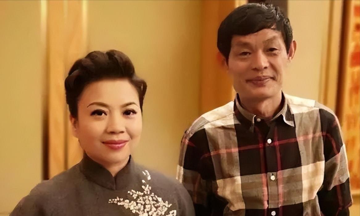 张也，56岁，春晚常客，被誉为“民歌天后”。事业辉煌，但感情生活却颇为坎坷。曾与