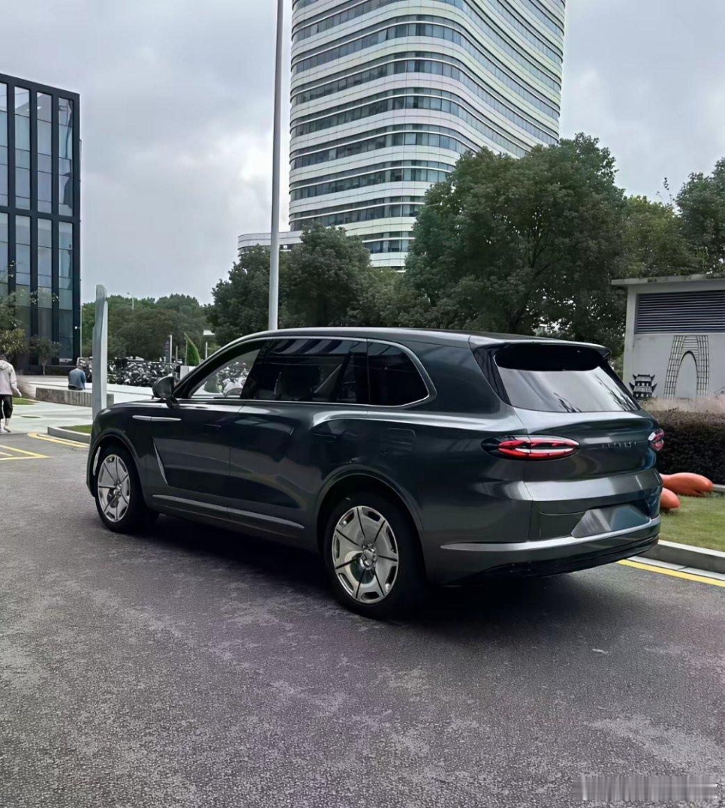 这是谁家的车？怎么那么像宾利！ ​​​