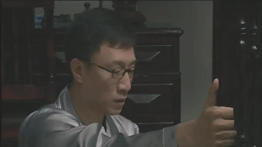 摇床那一下，余则成掐着秒表演给马太太看，跟现在老板半夜刷你朋友圈打分，一个路数。