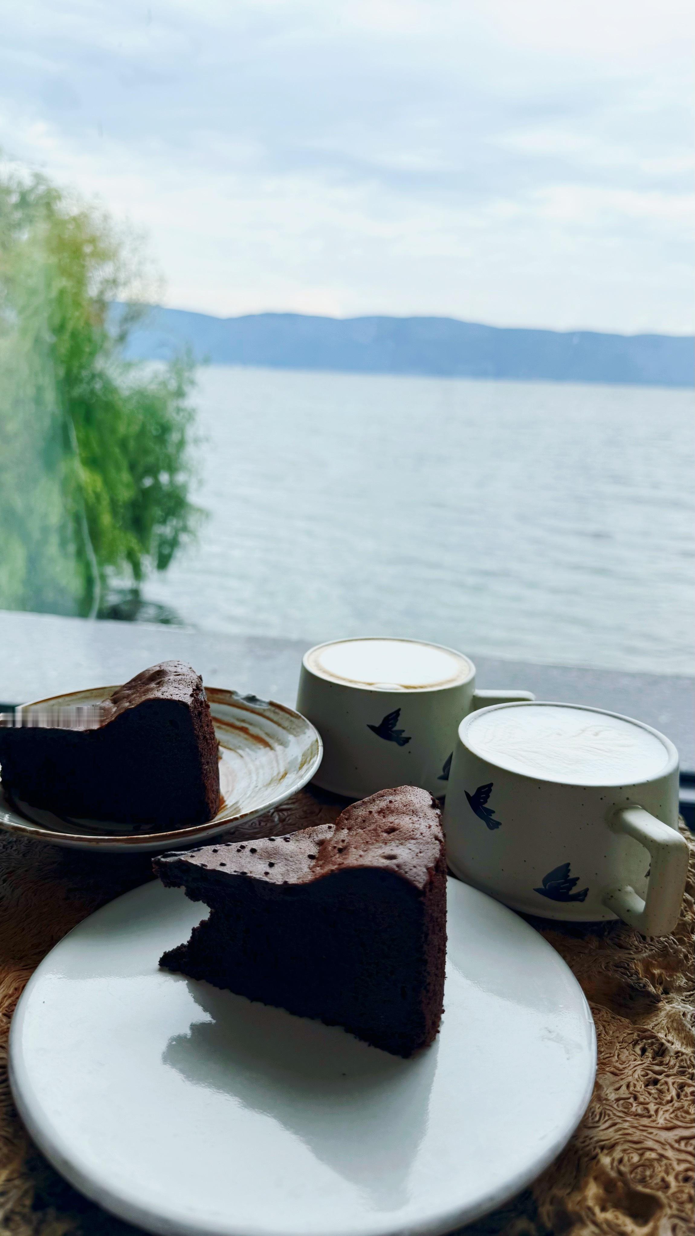 在洱海边享用下午茶，发呆放空，这就是大理最舒服的状态。 大理·洱海