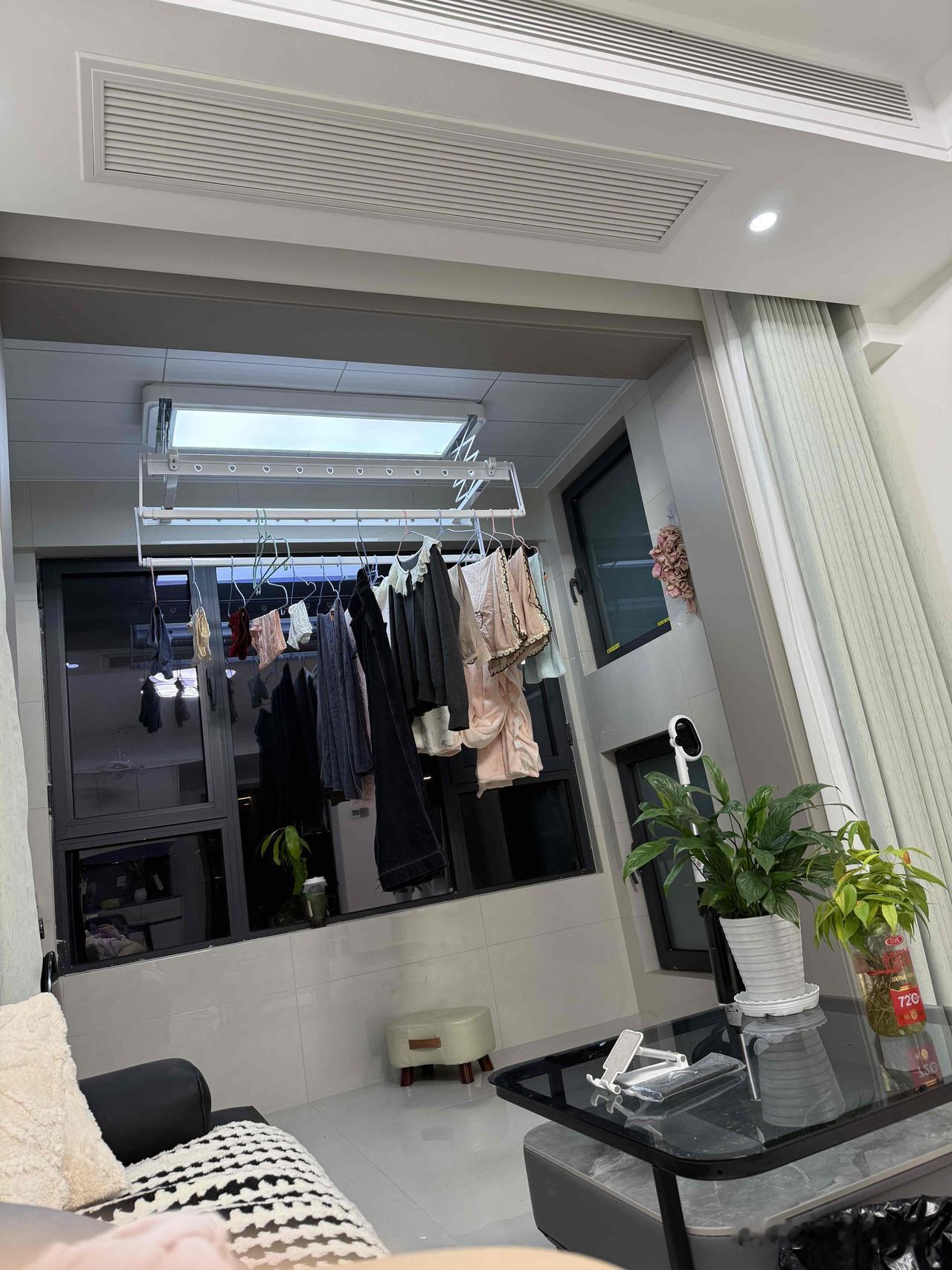 婚后有做不完的家务
昨天晚上他去车站接回外出游玩的我，吃完饭到家9点半
然后他开