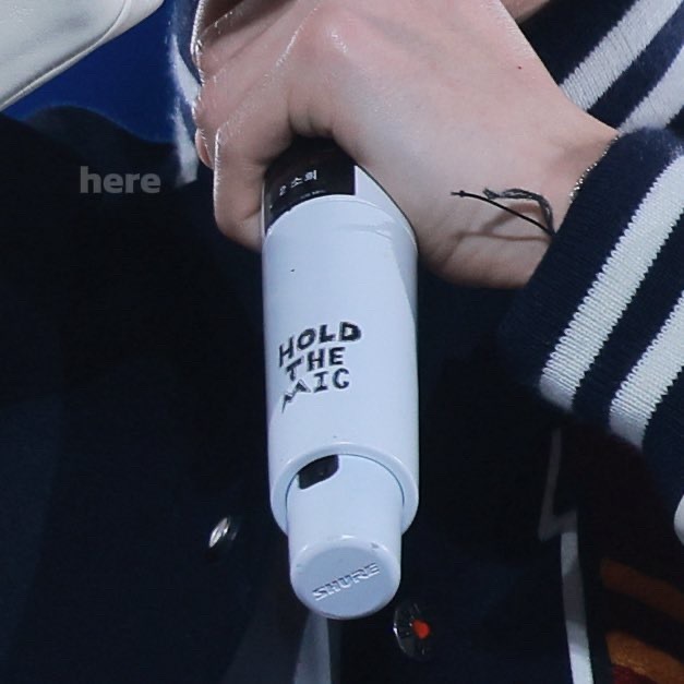 HOLD THE MIC🖤 
