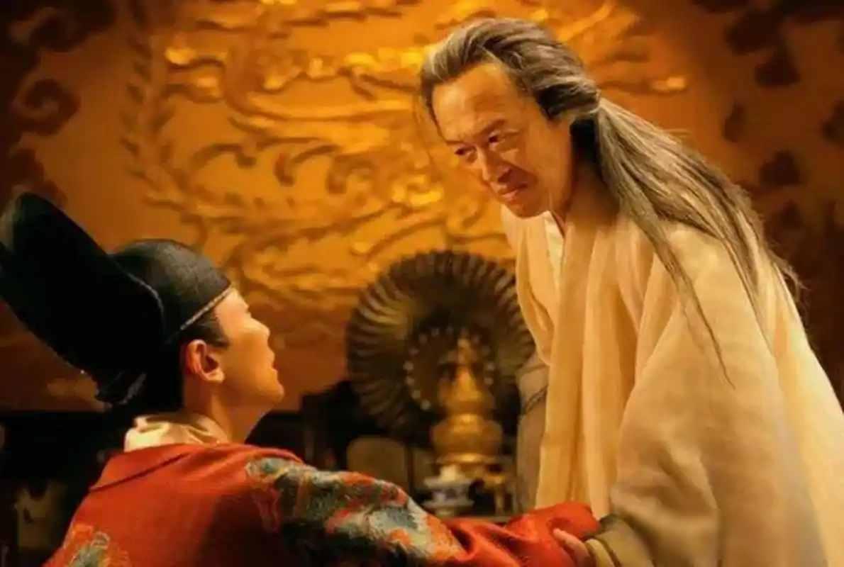 皇宫深处，一间幽暗偏殿门口，站着几个太监。他们眉头紧锁，手里抱着麻布，准备收一具