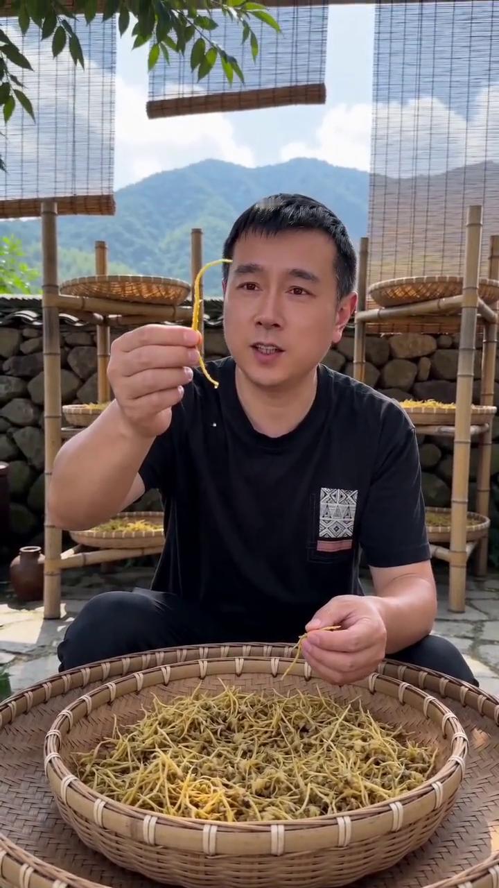 高三来的宝贝，每根都带着陈露，看这胶质，泡水喝最养人。现在下单还能先尝后买，划算