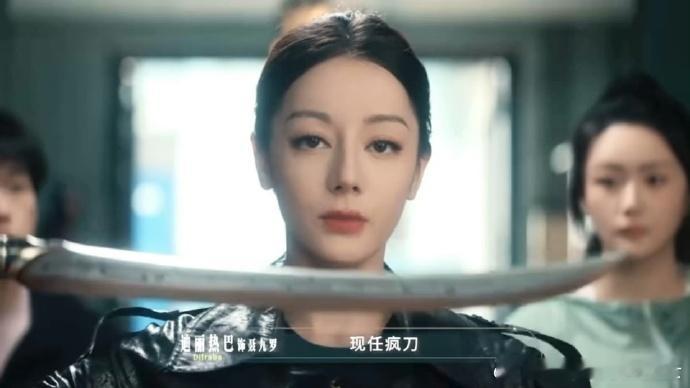 动作干净利落、眼神杀气十足，打戏与角色魅力相融，塑造出让人难忘的 “疯刀” 形象