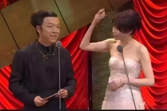 郑裕玲：“今天晚上风很大吗？把你的头发都吹歪了。”

黄渤：“对，今天确实是，这