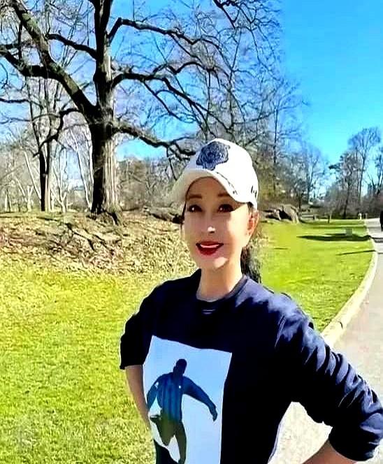 说真的，刘晓庆这人我是越来越看不懂了，但又不得不服。

在贵州录节目，一个又湿又