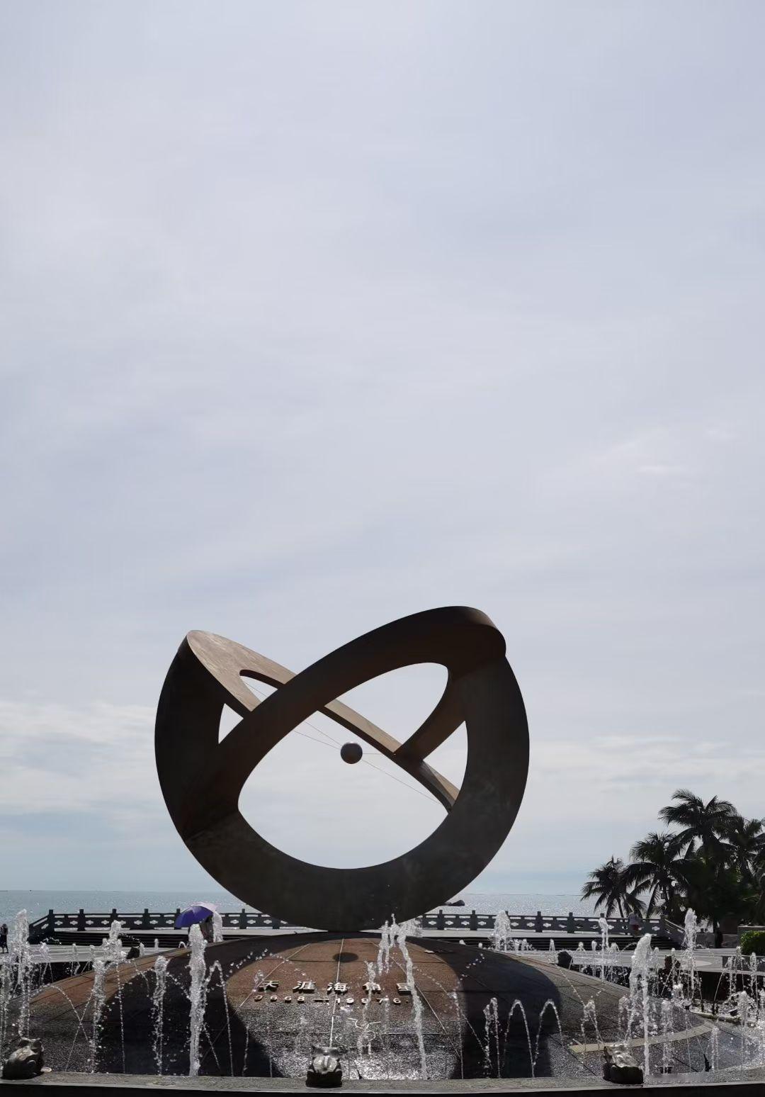 冬日生活打卡季站在天涯海角的坐标下，听海风漫过心尖，原来世界再大，也大不过一颗从