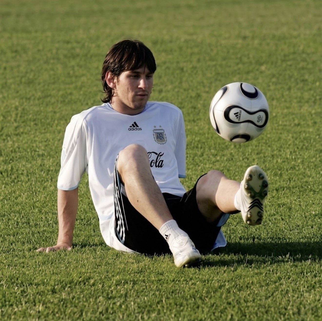 📸🩵🤍｜2006年－梅西在世界杯1/4决赛对阵德国前的训练上。 梅神壁纸