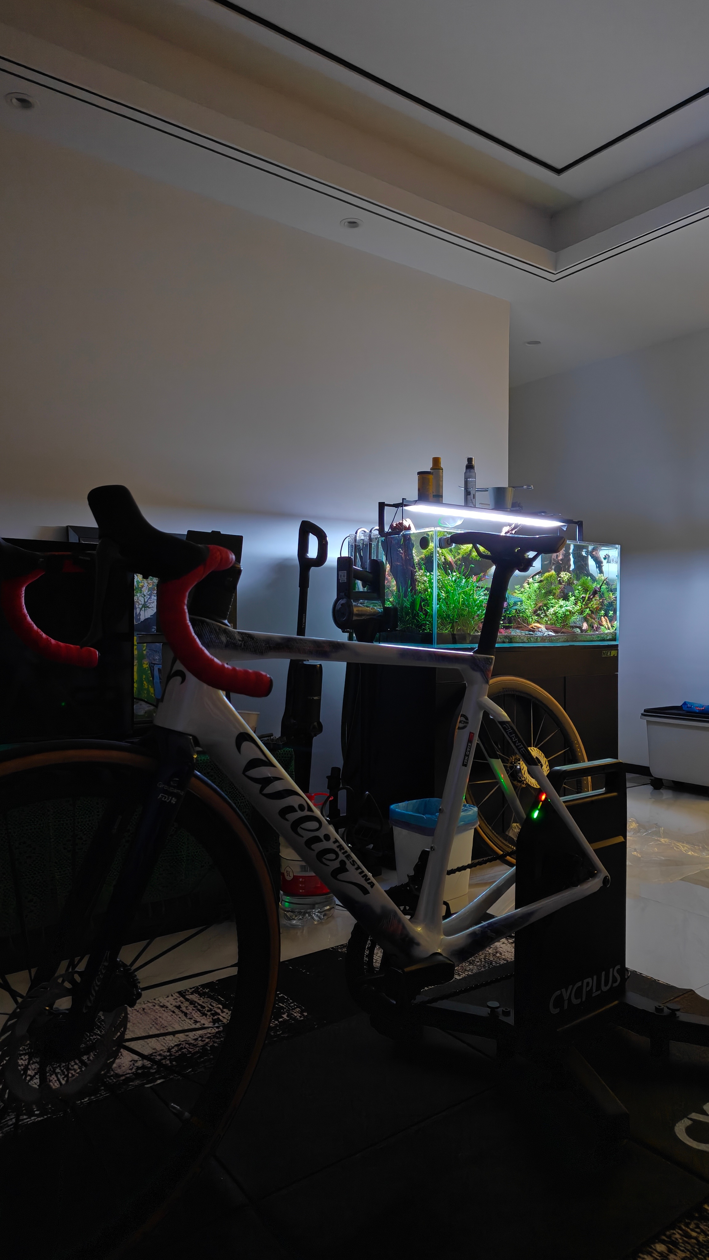 我十分不喜欢骑行台……所以，今晚争取定个小鹏X9增程和小伙伴去自由骑行 ​​​