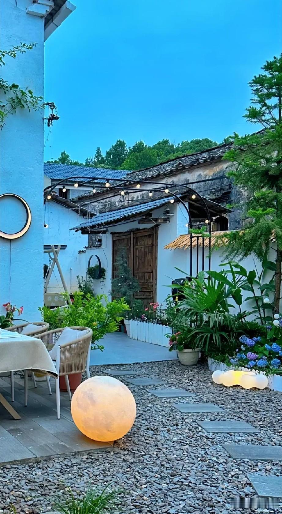 开小院的赚钱的底层逻辑，绝非卖餐饮或住宿，而是贩卖城市稀缺的松弛感与社交资本。第