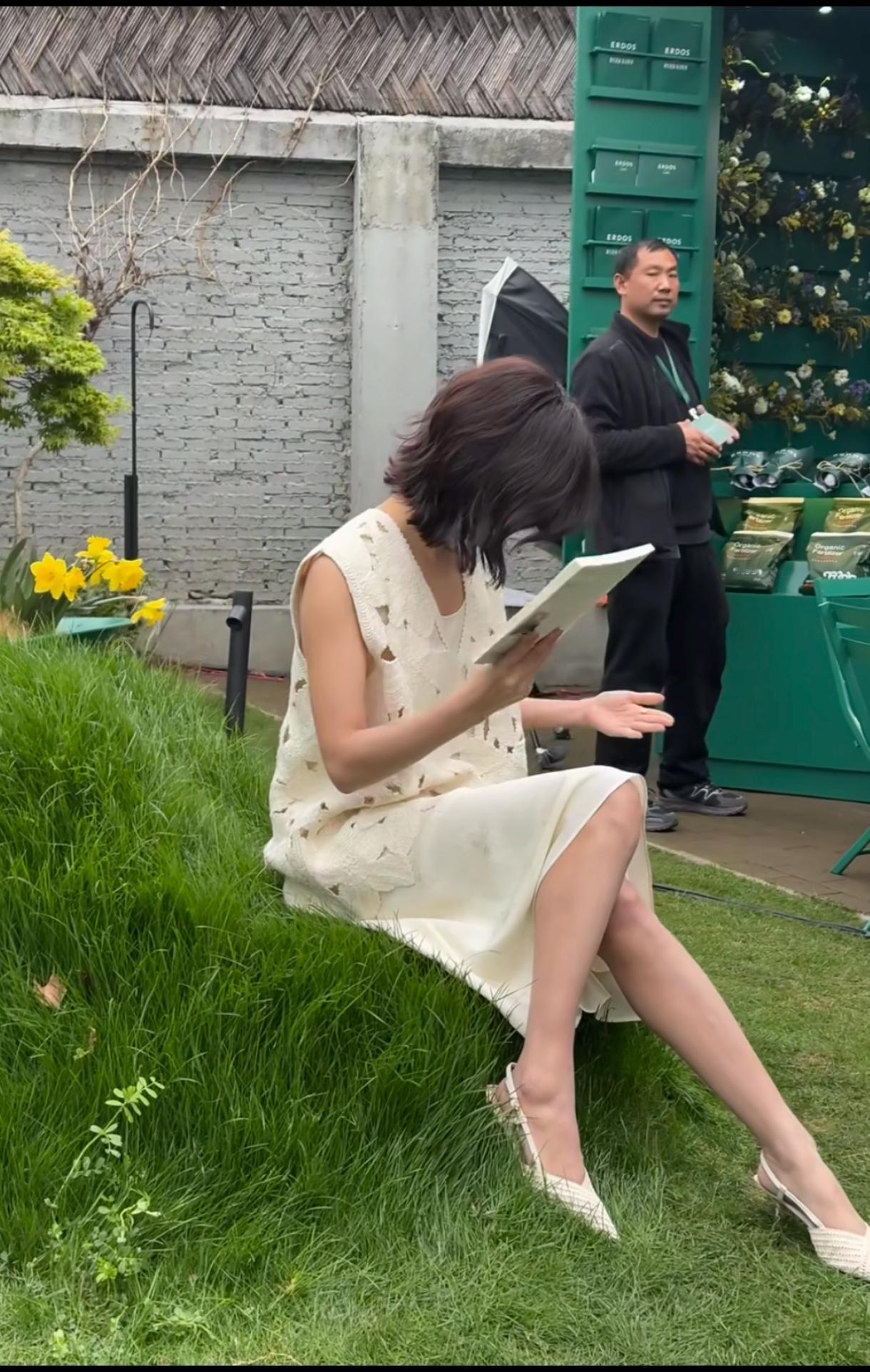 辛芷蕾的裙子、鞋子好好看，不知道什么牌子的。皮肤不白吧？居然也那么美丽。马龙混娱