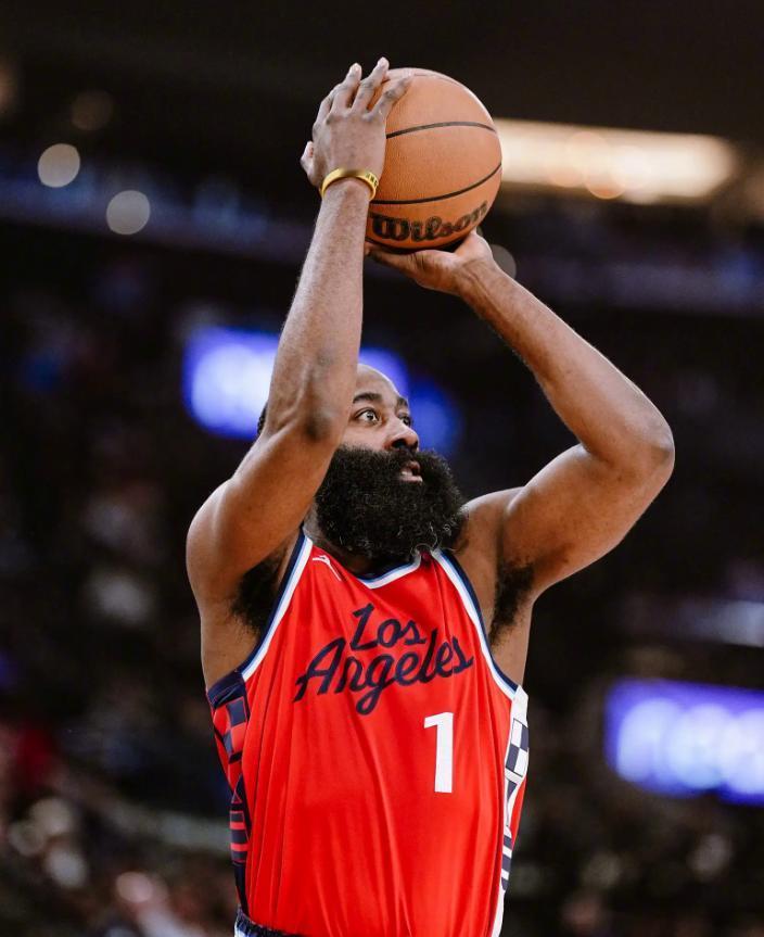 洛杉矶德比！NBA常规赛湖人对阵快船，詹姆斯+东契奇联手对阵全员皆兵的快船队，最