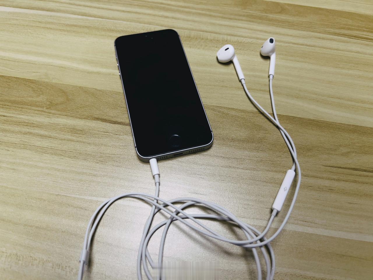  虽然平时用无线耳机更多，但有线耳机一直留有一根，偶尔也会用用。各位现在常用耳机