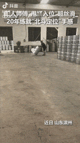 上人民日报了！山东滨州，一男子在铁桶厂当搬运工，负责搬运铁桶，但他搬运铁桶不是用