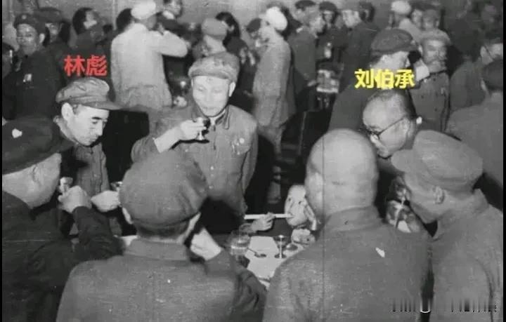 这张1949年的照片可真有意思。

二野和四野的将领们要南下了，聚在一起吃个饭。