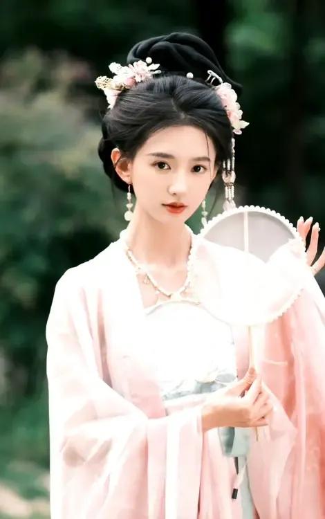 于正报警，引发热议！

10月8日，于正上午刚官宣新签约个艺人张石头，下午她就被