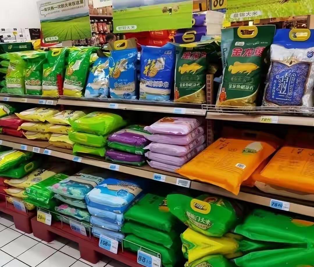 不出意外，下半年开始，大米、面粉、食用油或迎新一轮行业洗牌

陪长辈逛超市，老人