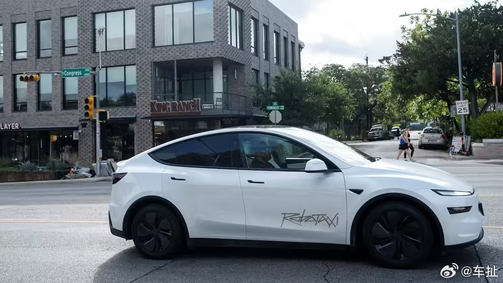 Waymo 前 CEO 质疑特斯拉 Robotaxi 服务：车内有人就不算自动驾
