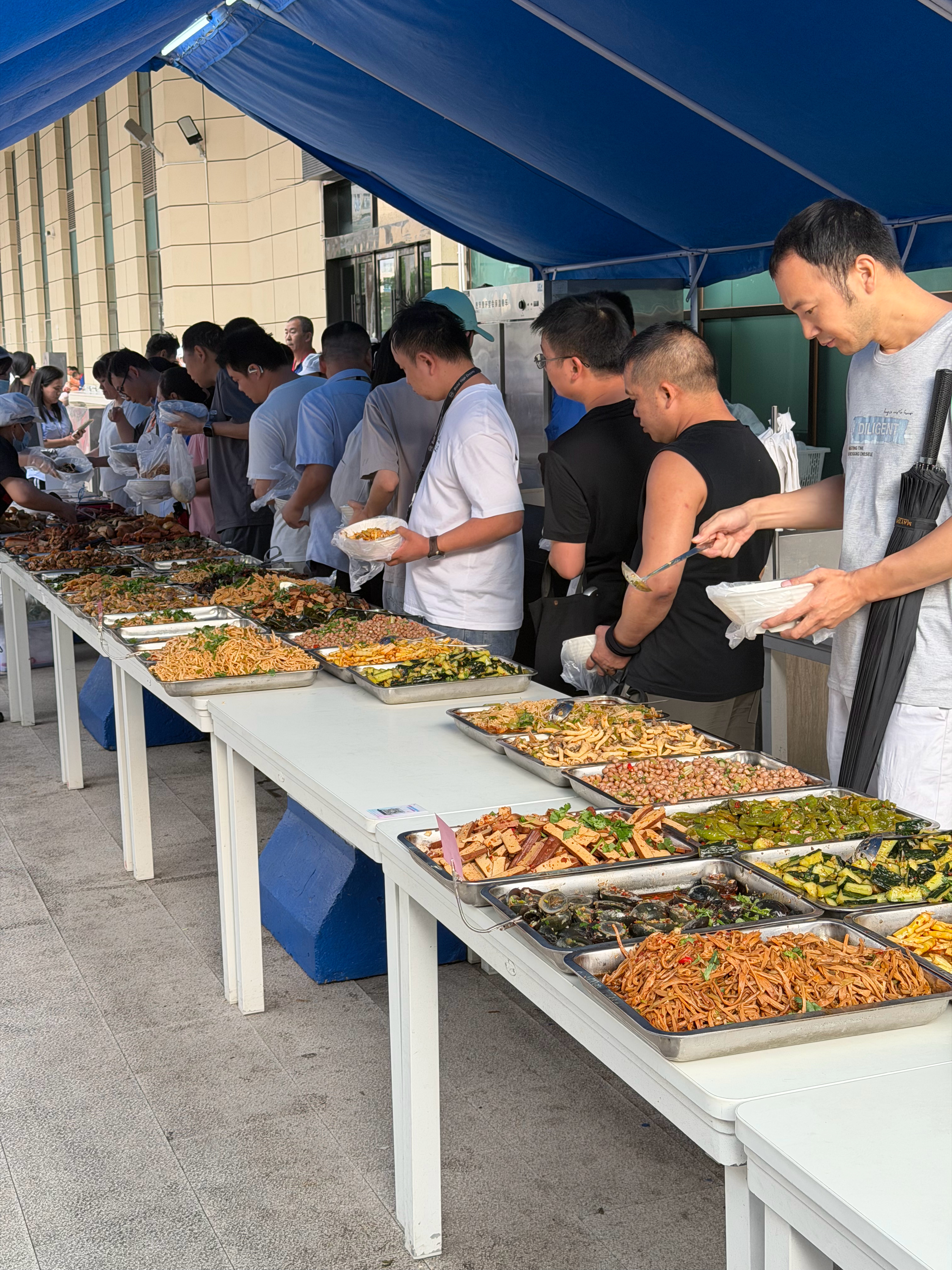 我chovy，今天在比亚迪食堂吃爽了！烧烤、烤鱼、麻辣烫、铁板烧、凉拌菜、火锅…