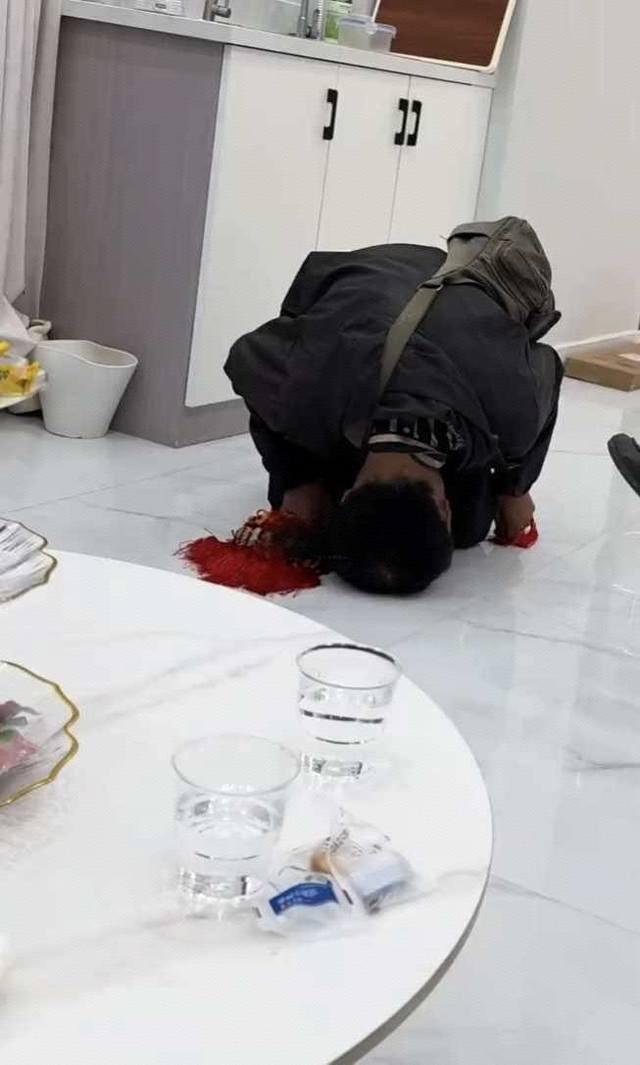 大家遇到过这种推销方式没有？在浙江嘉兴，有年轻小伙直接跑到人家店里，二话不说直接