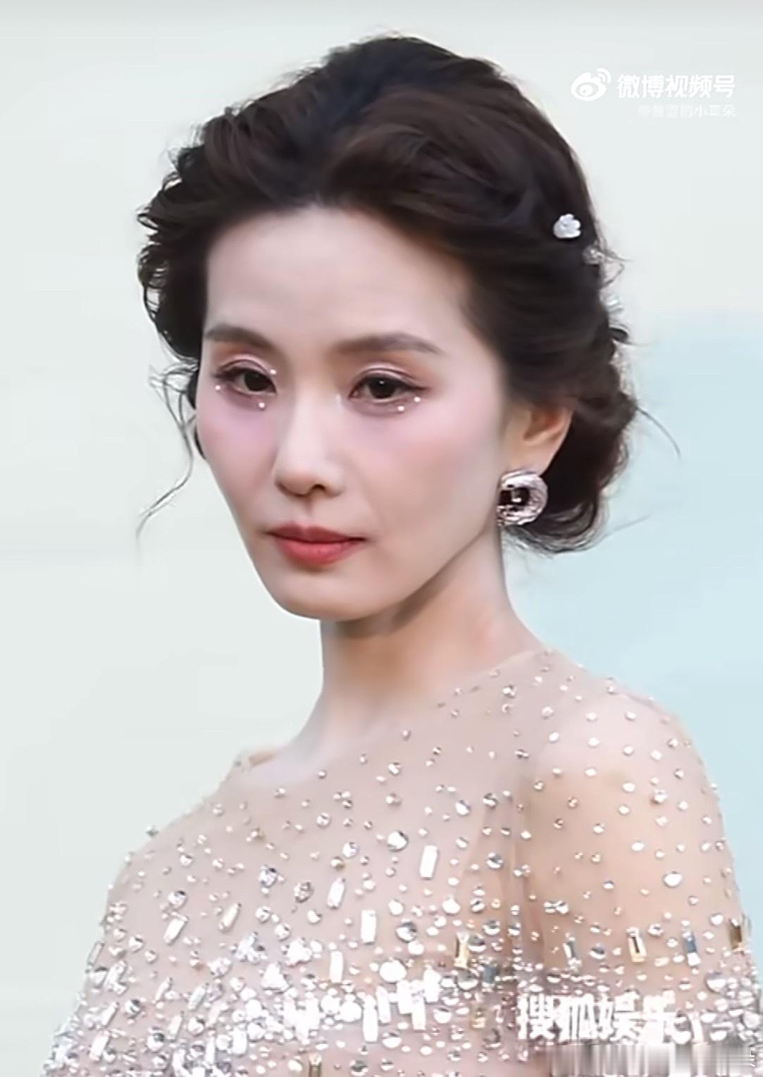刘诗诗 从此不敢见观音这个热搜词条认真的吗？团队是真敢啊，这个状态“从此不敢见观