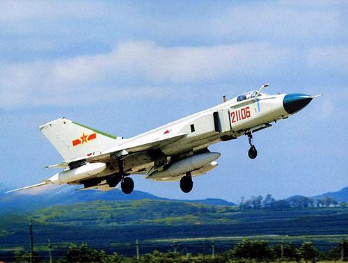 [太阳]2003年，我军歼-8在空中发射了一枚导弹，不料导弹卡在机翼下纹丝不动，