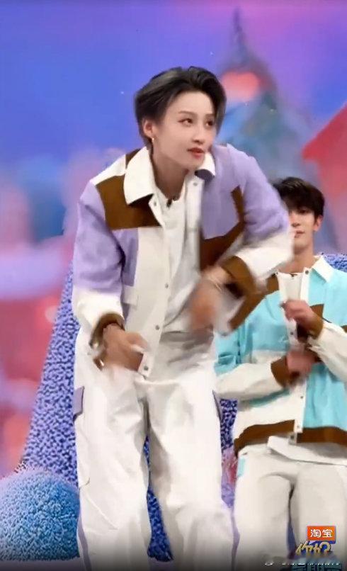 刘雨昕《淘里淘气》领舞直拍来啦！干脆动作似舞动的精灵，俏皮感中尽显优雅，舞台上的