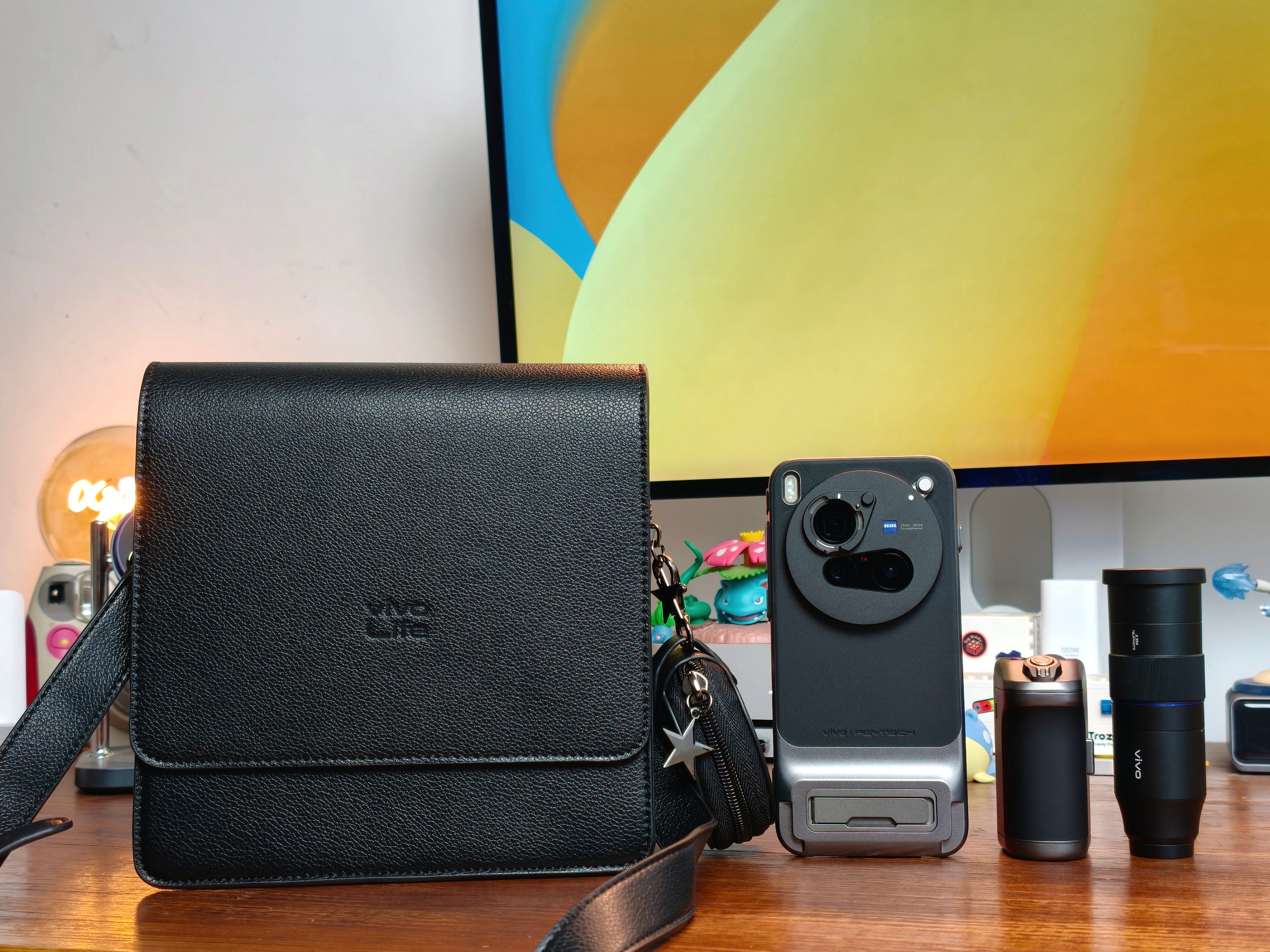 vivo原厂摄影包，黑色PU材质，还有一个耳机保护套，用来放X200 Ultra